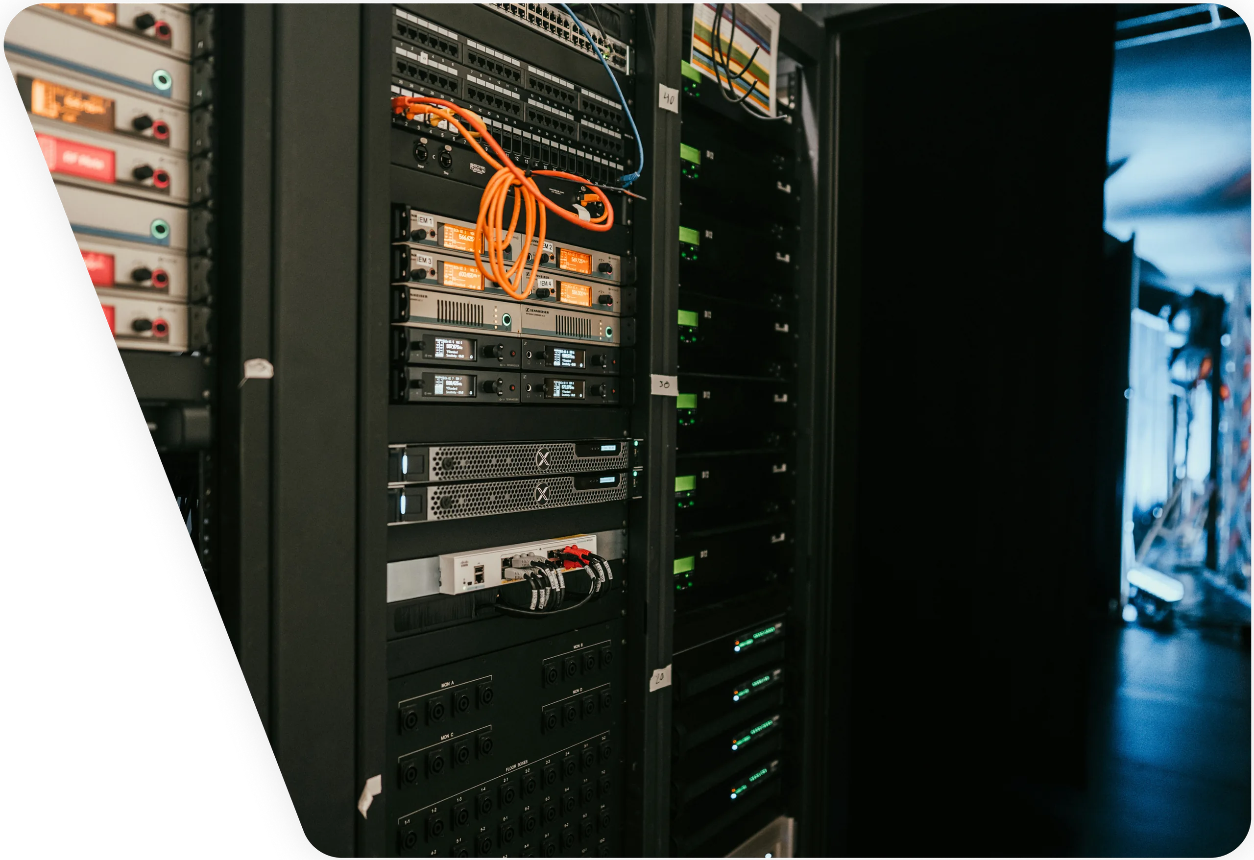 Rinfras team collaborating on IT services and infrastructure projects