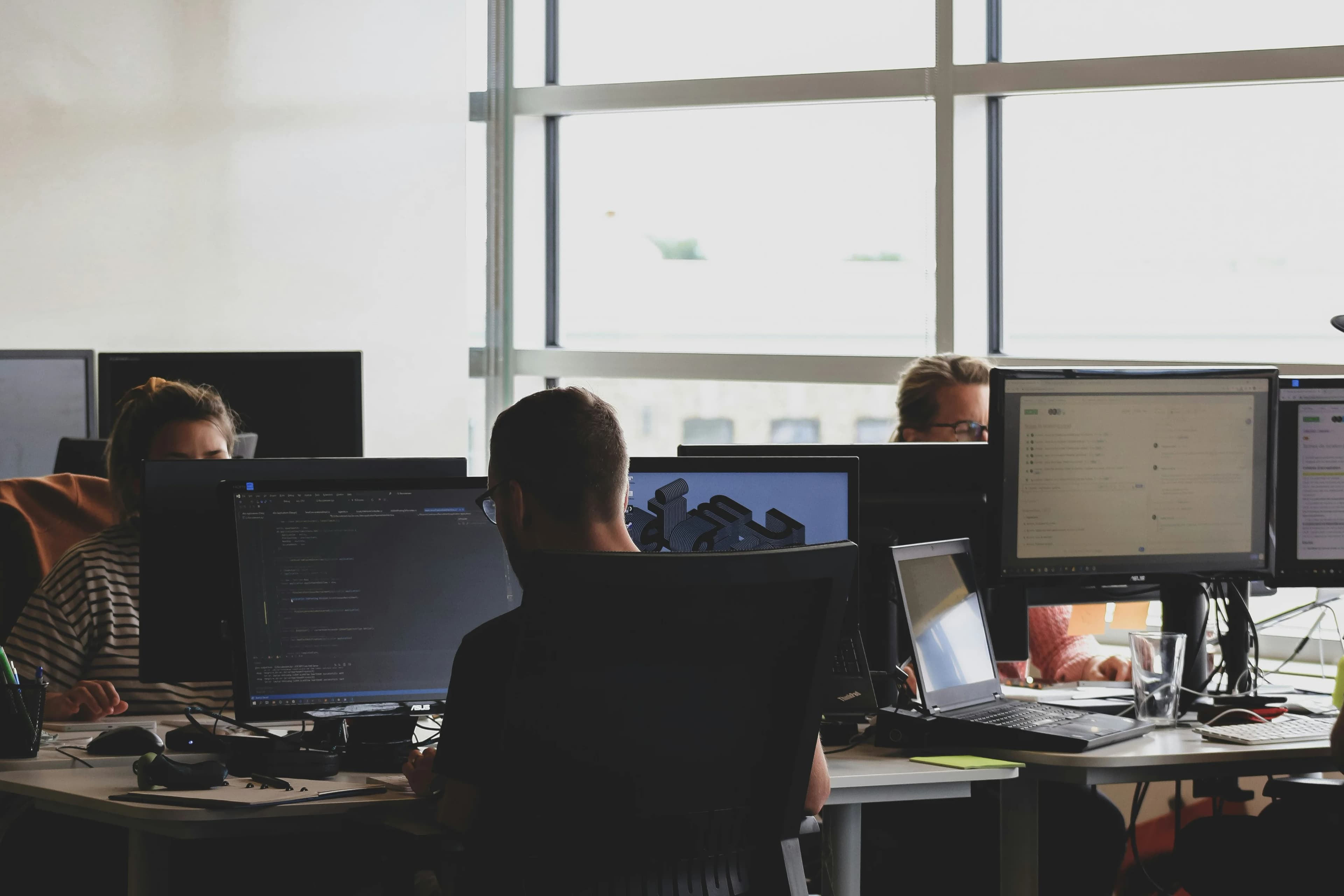 Rinfras project delivery team collaborating on network infrastructure